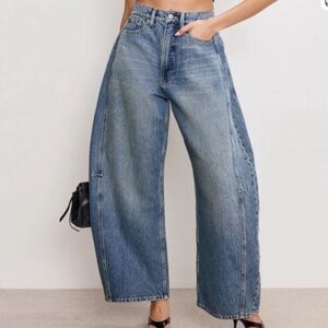 Good American Wide-Leg Barrel Jeans in Medium Blue Wash